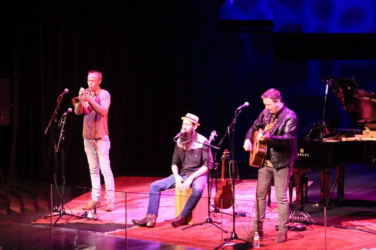 ステージではDJだけでなく、ライブ演奏もある。