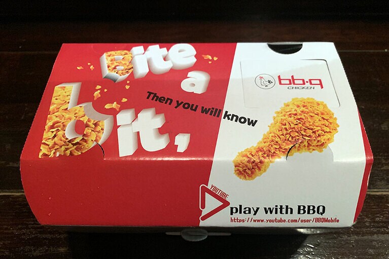 これぞ看板メニューの骨付き「オリーブチキン」5ピースをテイクアウト。1ピース 290円(税込)。