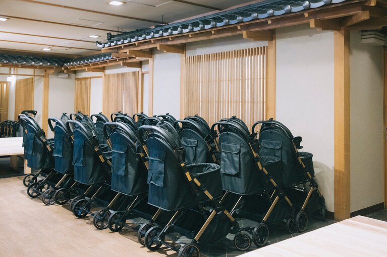 レンタル用のペットカートがずらり。カートは「osoto」製の機能美豊かなデザイン。