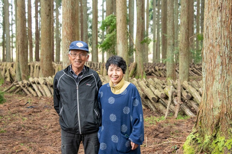 「姉崎椎茸園」の姉崎敏明さん・裕美子さん。