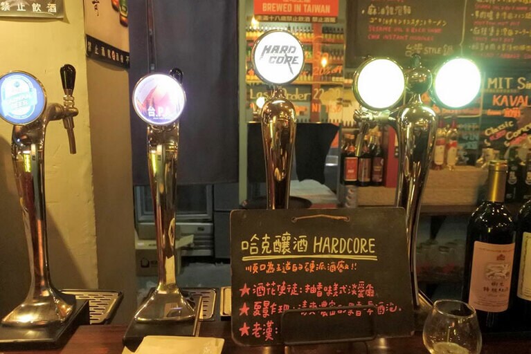 タップは合計7種、4社のビールが飲み比べできます。