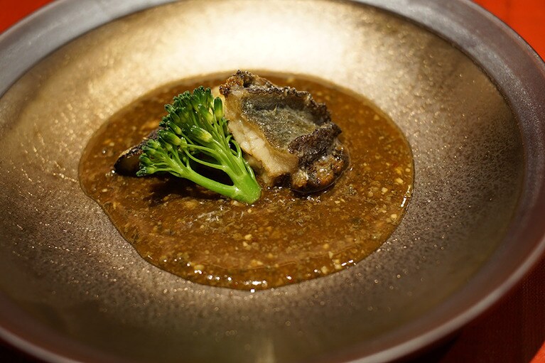 ソースは鮑の肝を豆板醤とスープでのばしたもの。うまい！