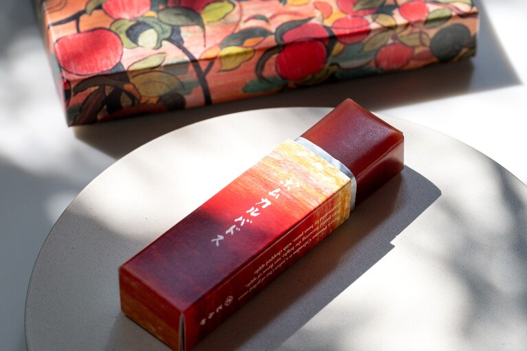 「小形羊羹 ポムカルバドス 5本入」2,214円。2025年9月19日（金）～10月中旬の限定販売。オンラインショップでは9月16日（火）～18日（木）先行予約受付。