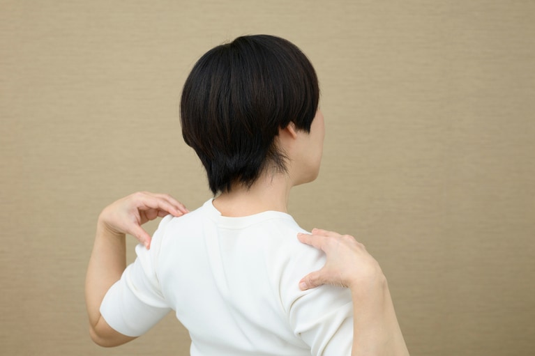 両肩を下げ、胸を突き出すようにして、5秒キープ。