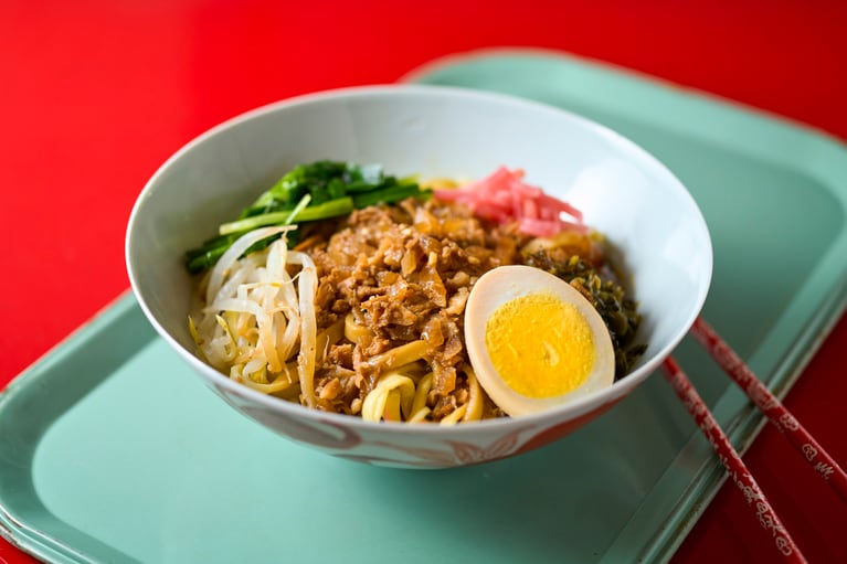 成城石井自家製 五香粉を効かせた自家製魯肉の台湾風意麺（イーメン） 税込647円。