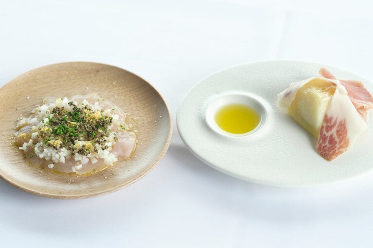 左：地魚と野菜の食感カルパッチョ。刺身のツマを刻んでトッピング。
右：加熱し風味を増幅させたメロンと生ハムをオリーブオイルで。