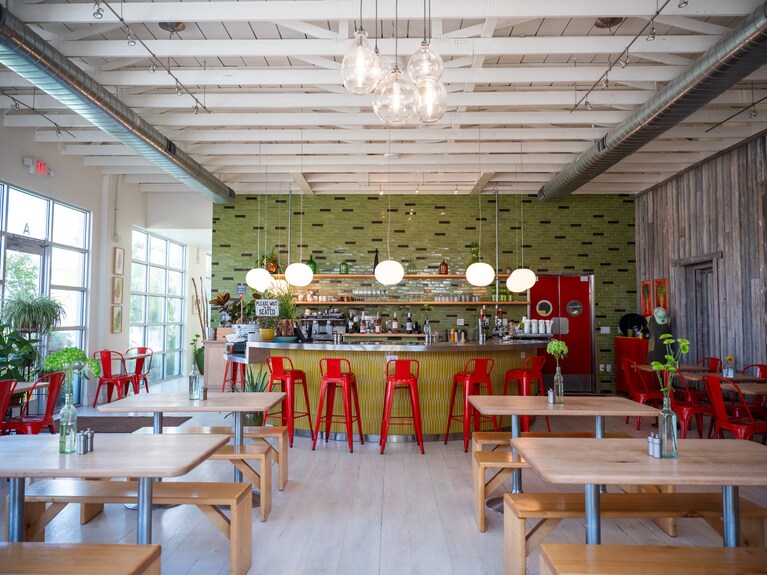 明るい光に包まれる店内。ファブリックや調度品にはサステナブルな素材が多く使われています。