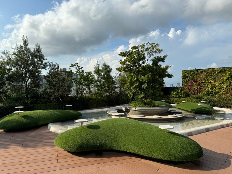 水景を備えた空中庭園でリフレッシュ。同フロアのカフェで軽食や飲み物を調達しても。