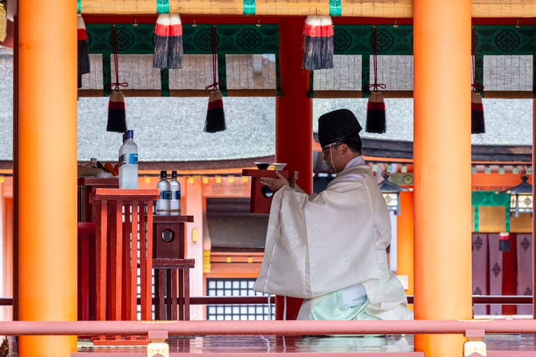 オリジナルカクテルを運ぶ神主。