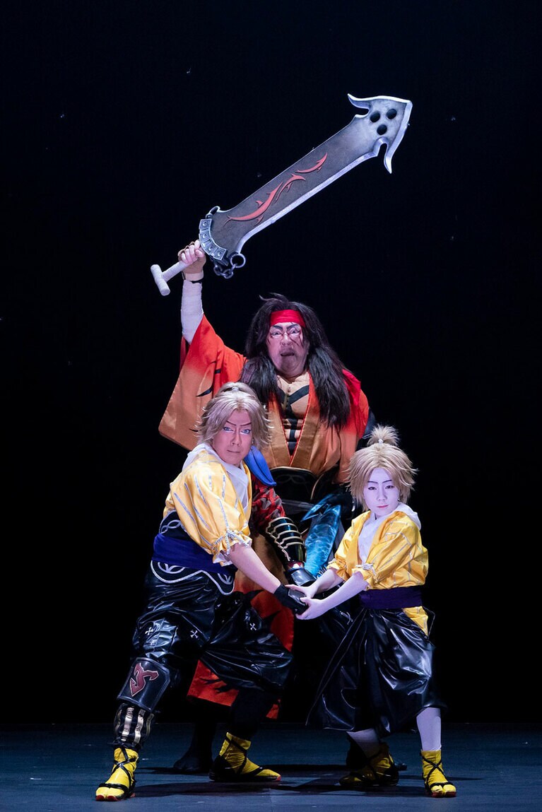 左からティーダ(尾上菊之助)、ジェクト(坂東彌十郎)、幼少期のティーダ(尾上丑之助)。　