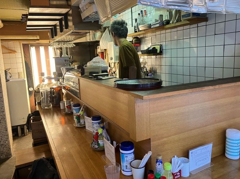 「立ち食いそば あさだけ」は5席だけの小さな店だ