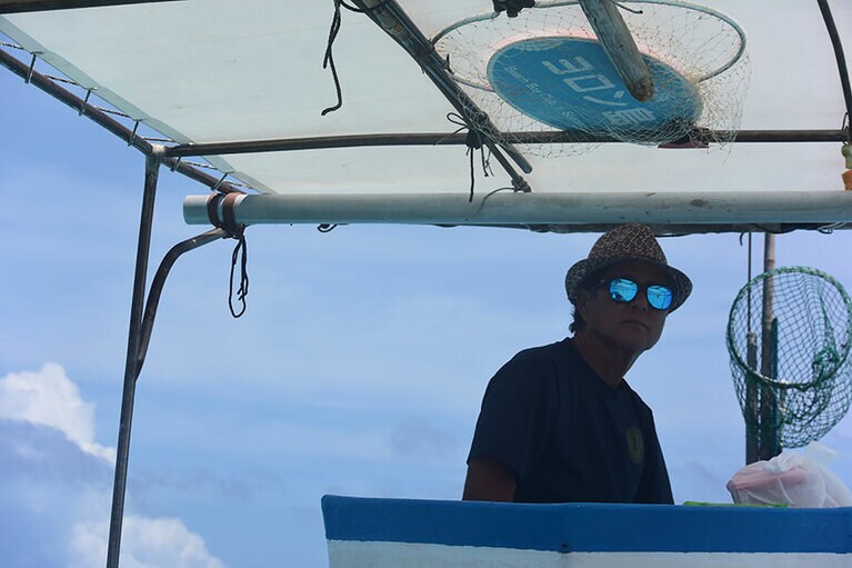 キャプテンの万次郎さん。ヨロン島特有の、本名とは別にもうひとつあるヤーナー(家名)は「ハニ」さん。