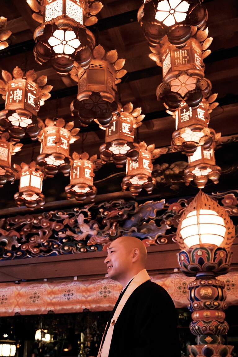 西禅院の後藤慈延住職。親鸞聖人が修行した場所として知られる幽玄な本堂にて。