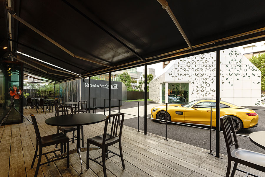 メルセデス、そして「港屋」らしいスタイリッシュな店内。新メニューの発想の基となった「メルセデス AMG GT」が店外に見える。