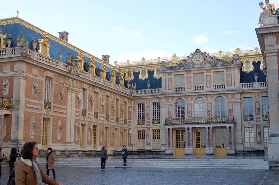 王室礼拝堂へは、ヴェルサイユ宮殿の北翼1階よりアクセスできる。
