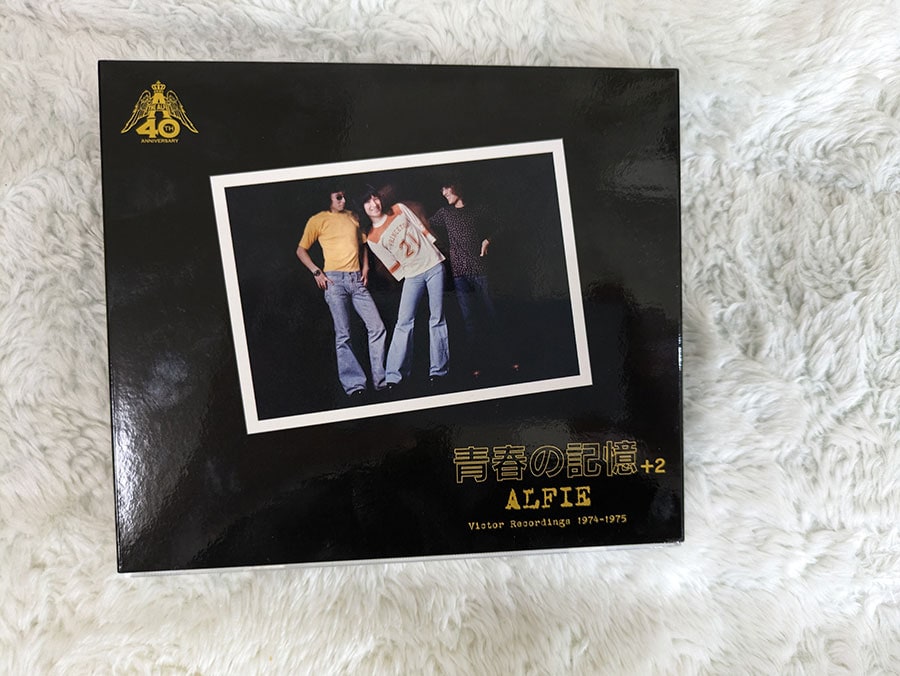 2014年12月17日リリース「青春の記憶+2」。アルフィーがブレイク前にビクターSFシリーズからリリースした1stアルバムを、デビュー40周年を記念してデジタル・リマスタリング。高見沢さんの「てへっ」なポーズが果てしなくキュート。