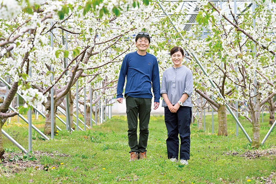 留長果樹園の7代目・留目秀樹さんと、嫁いで30年間果樹園を支える佐智子さん。