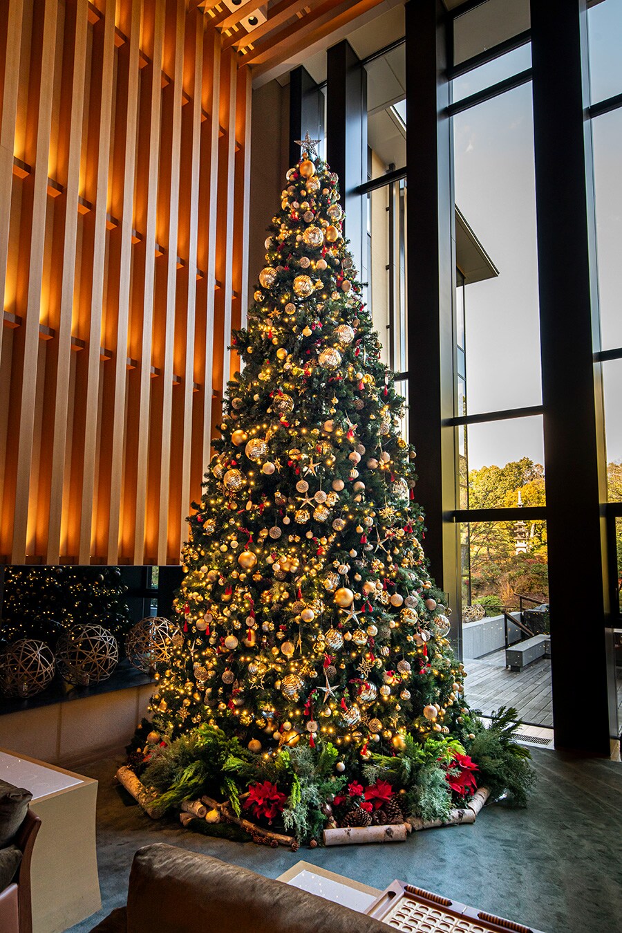 【フォーシーズンズホテル京都】 平安時代から続く名庭とクリスマスツリーが溶け合う風景 | ホテルのクリスマスツリー | 写真 | 11枚目