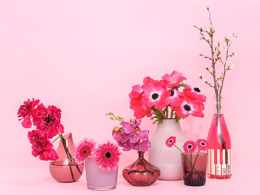 花色だけでなく、器、水もピンクでコーディネート。