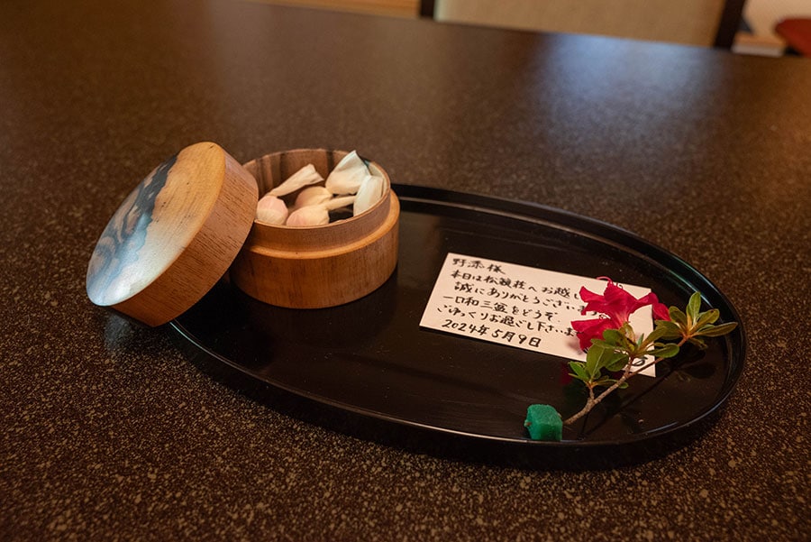 客室に置かれた和三盆のお菓子は風呂に入る前にどうぞ。