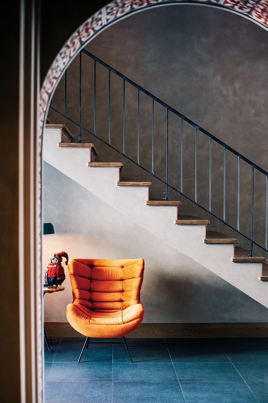 【Winerystay TRAVIGNE】思わず上りたくなるエントランス横の階段。上質だけれど華美ではなく、ホテルというよりプライベートなゲストルームに招かれたような空気が満ちる。Photo: Masahiro Shimazaki