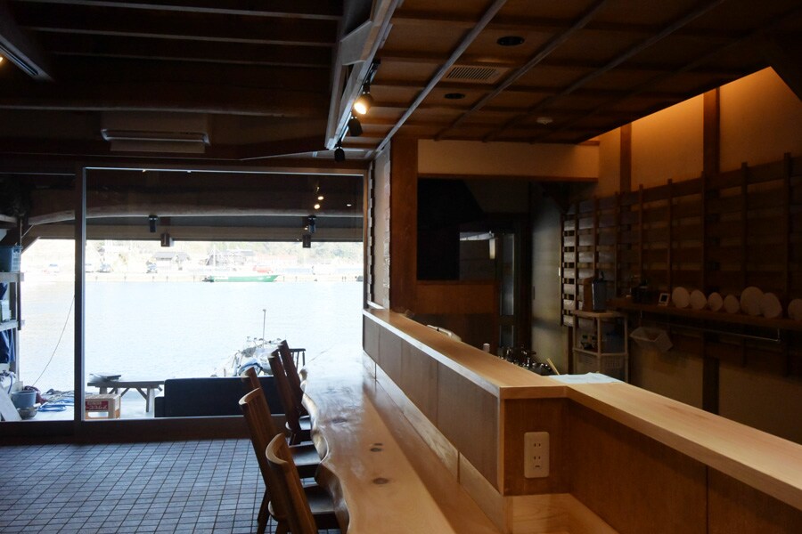 1階のカフェ。舟屋内部の見学もできます。宿泊ゲストの朝食はこちらで。
