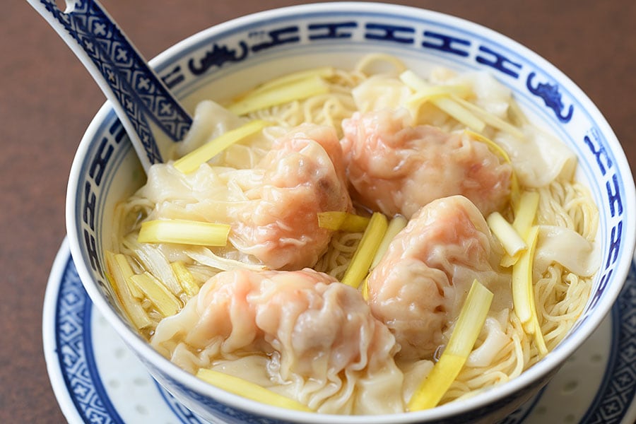 あっさり味のスープに細麺と黄ニラ、海老がぎっしり詰まったワンタンが絶品！　香港海老雲呑麺 980円。