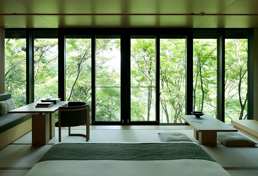 鷲ヶ峯パビリオンのベッドルーム。窓外に比叡山を望む。