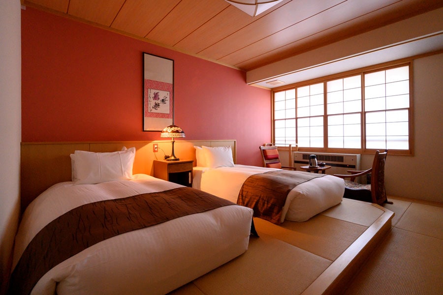 昔ながらの和室のほか、ベッドタイプの洋室もある。