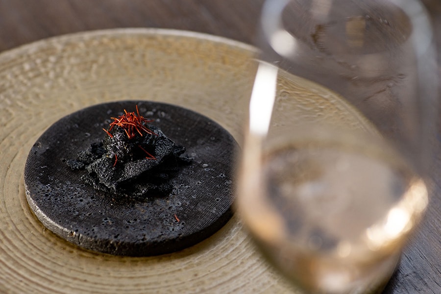 前菜の「ブラック・ラバ」。ハワイ島の溶岩を見てインスピレーションを得た、ナスを使った料理。