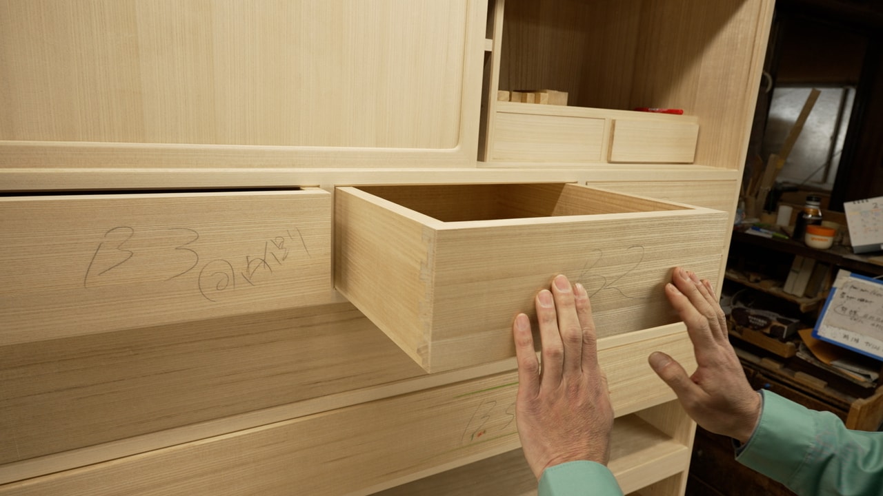 引き出しが連動するのは良い箪笥の証拠。