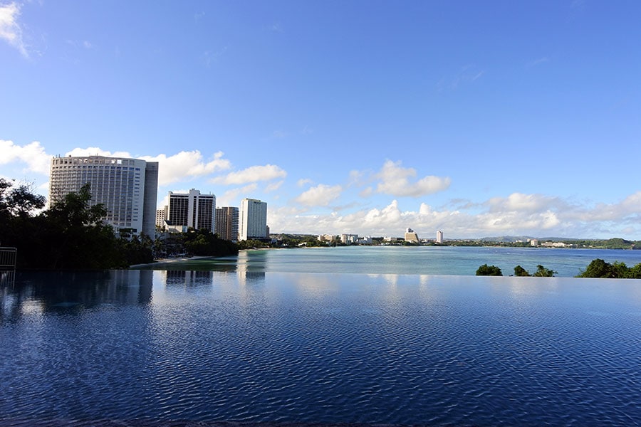 海と空がひとつになるインフィニティプール。高い位置にあるので眺望バツグン！