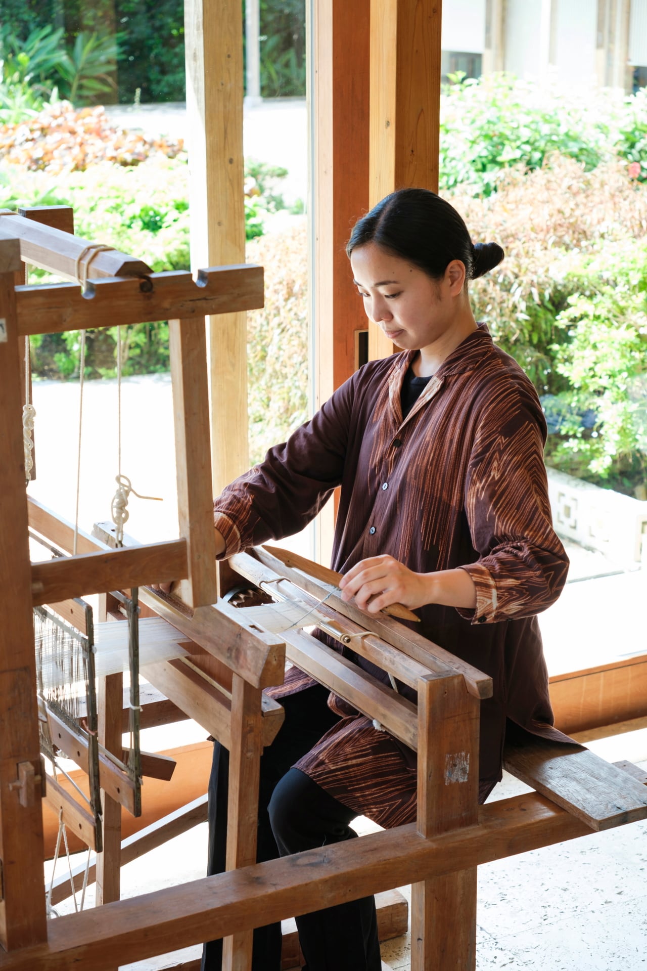 島のおばあから織りを習っているスタッフが担当。