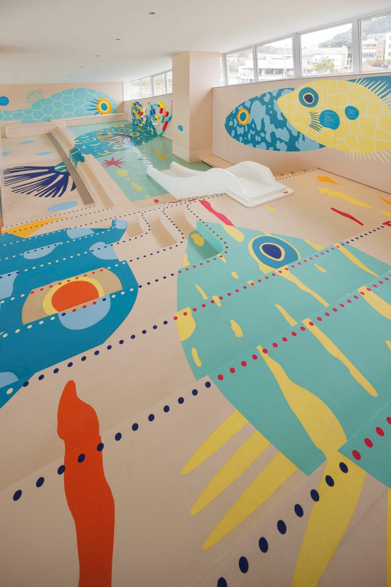 ユーモラスな「ふぐ」モチーフを大胆に配したデザイン。