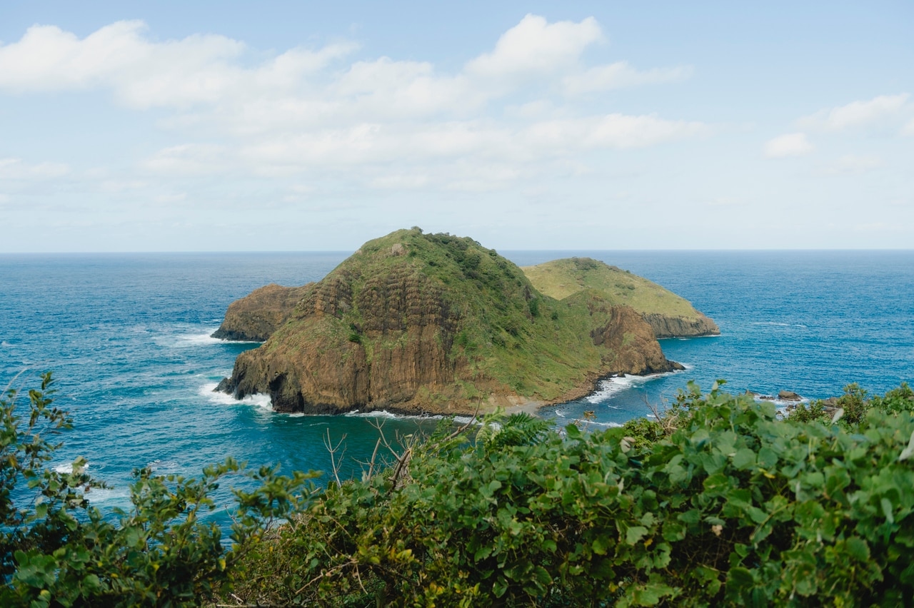 海に浮かぶのは「沖の島」と「磯の島」と呼ばれるふたつの島。その名も「二ツ亀」。ぽってりとした二匹の亀が並んでいるように見える、親しみのわく佇まいです。