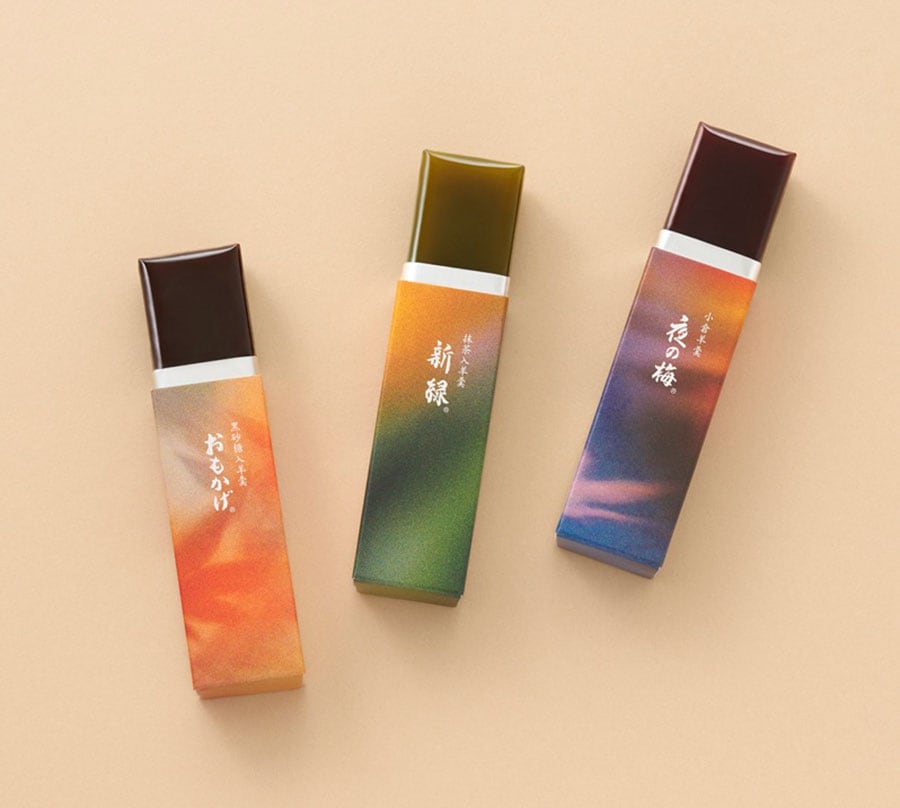 春、夏に続き、リニューアルした秋季限定パッケージの小形羊羹。写真右から『夜の梅』（小倉）、『新緑』（抹茶入）、『おもかげ』（黒砂糖入）。