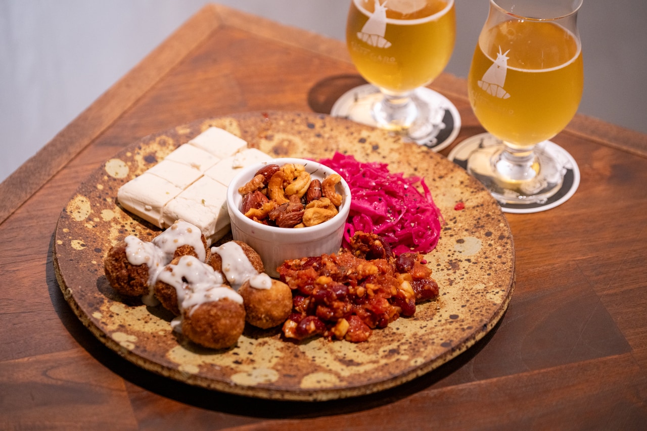 イギリスに留学していたという宮城さん。イギリスのパブ文化を感じさせるスタイルでビールがいくらでも進んでしまいそう。