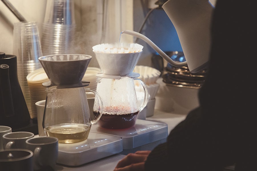 コーヒーは注文が入ってから、1杯1杯丁寧にハンドドリップ。