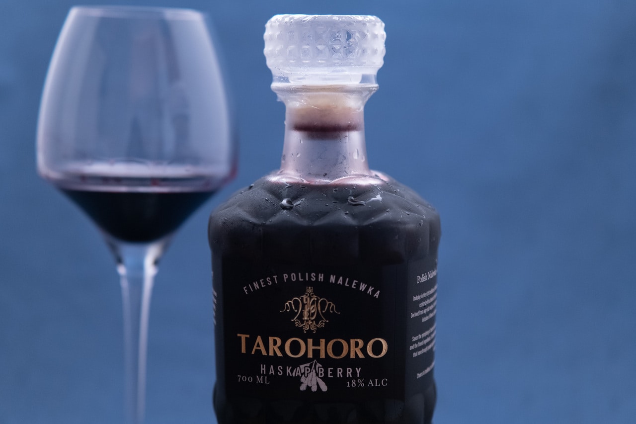 こちらは珍しいハスカップのお酒「ナレフカ」。天然の酸味のあるさわやかな味わいが食前酒・食後酒として最高のお味です。
