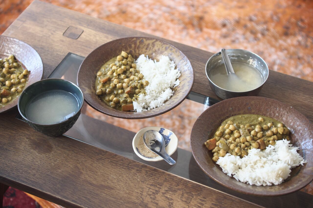 太田光海さん手作りのカレーとコムアイさん手作りのアマゾン料理マサ