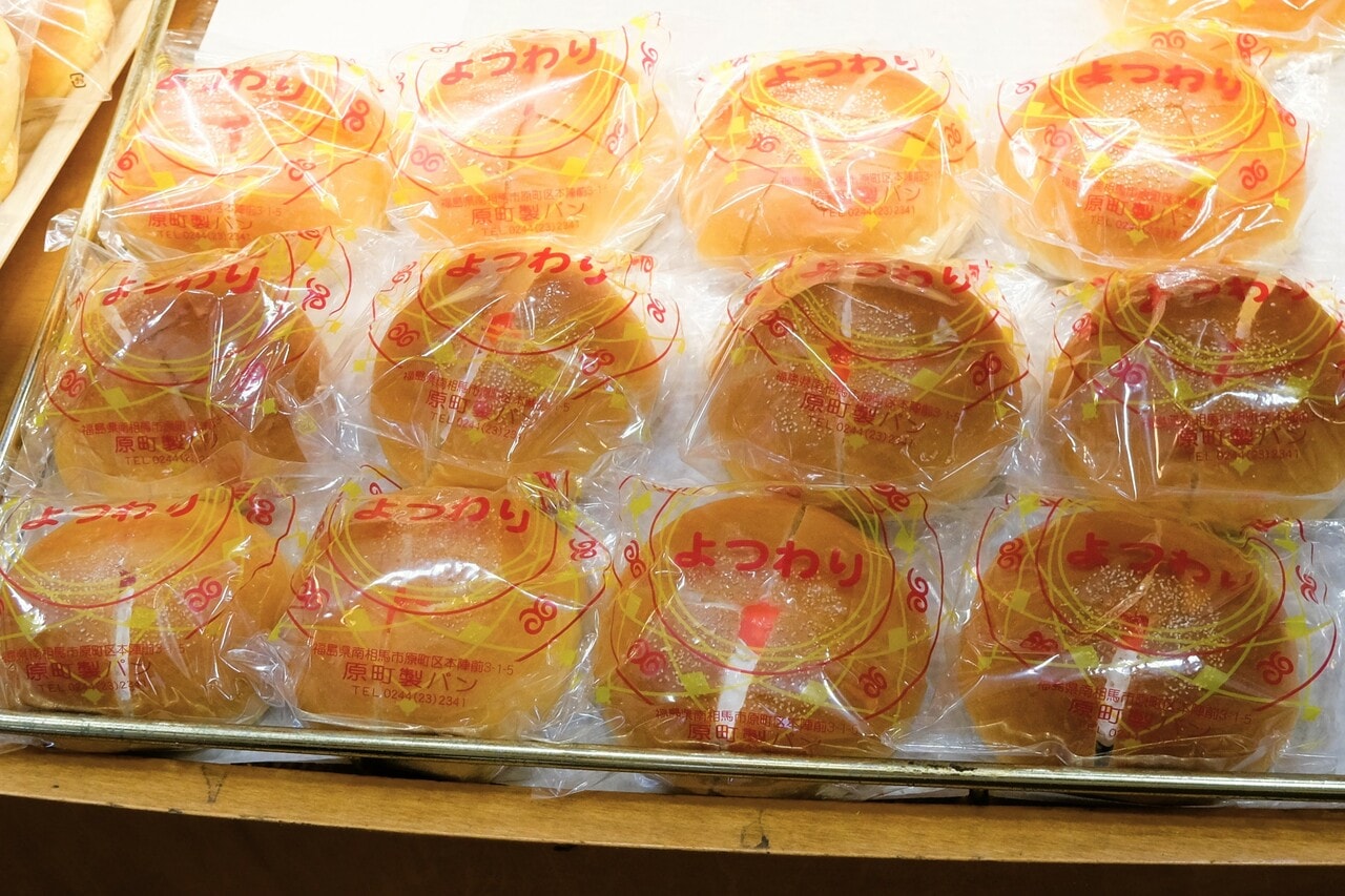 レトロなパン袋に入った「よつわりパン」155円。