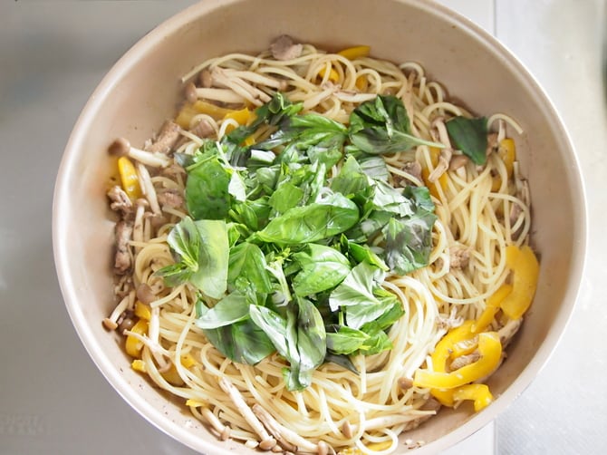 別鍋で茹でたパスタ、手でちぎったバジル、醤油、黒酢を入れて全体をよく混ぜる。