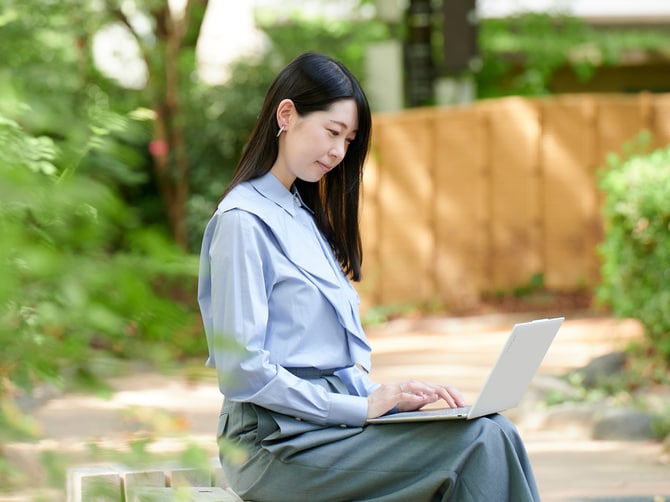 スタイリッシュで頼れるパートナー LenovoのノートPC〈Yoga〉を 芥川賞