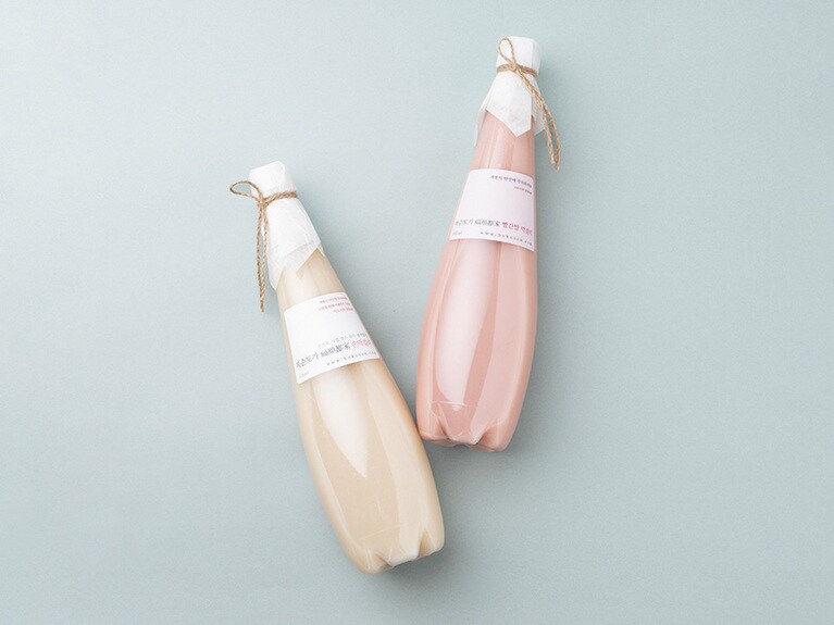 左から：ソンマッコリ 1,980円、赤米マッコリ 2,200円 各935ml／福順都家