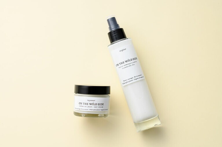 代表的なアイテム。左からディ クリーム 7,370円、クレンジングオイル 5,610円。クレンジングでメイクや汚れをオフしたら、フェイシャルオイルやクリームで保湿をするだけの簡単なステップでOK。