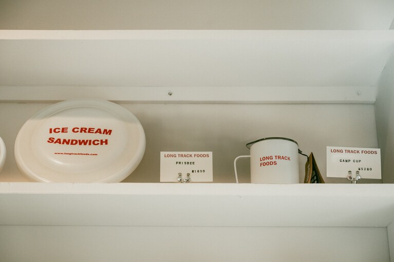 オリジナルの雑貨より、フリスビー 1,650円、キャンプカップ 5,280円。