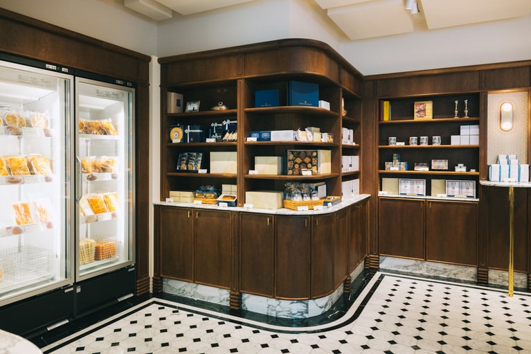 流線が美しい店内。