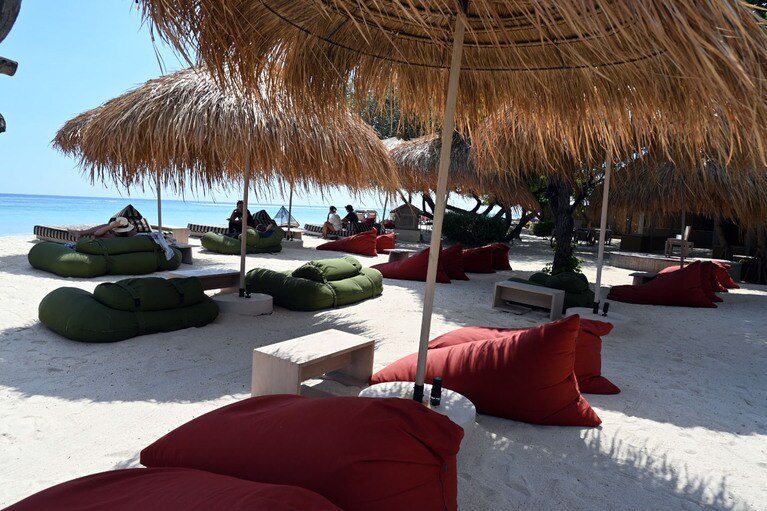 日中のビーチクラブはどこか脱力しています。