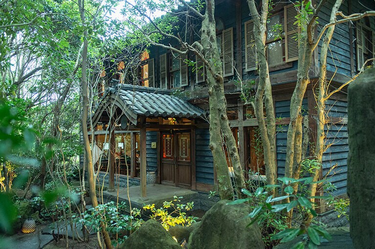 ヴィラAとBのゲスト用レストラン「邪宗門」は、修道院をイメージ。