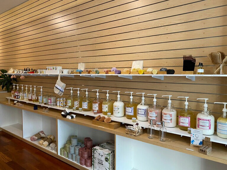 ボディケアは、ボディウォッシュ、シャンプー、リンスなどがラインナップ。プルメリアやピカケ、パイナップルといった、気分が上がるようなハワイの香りをメインに展開しています。